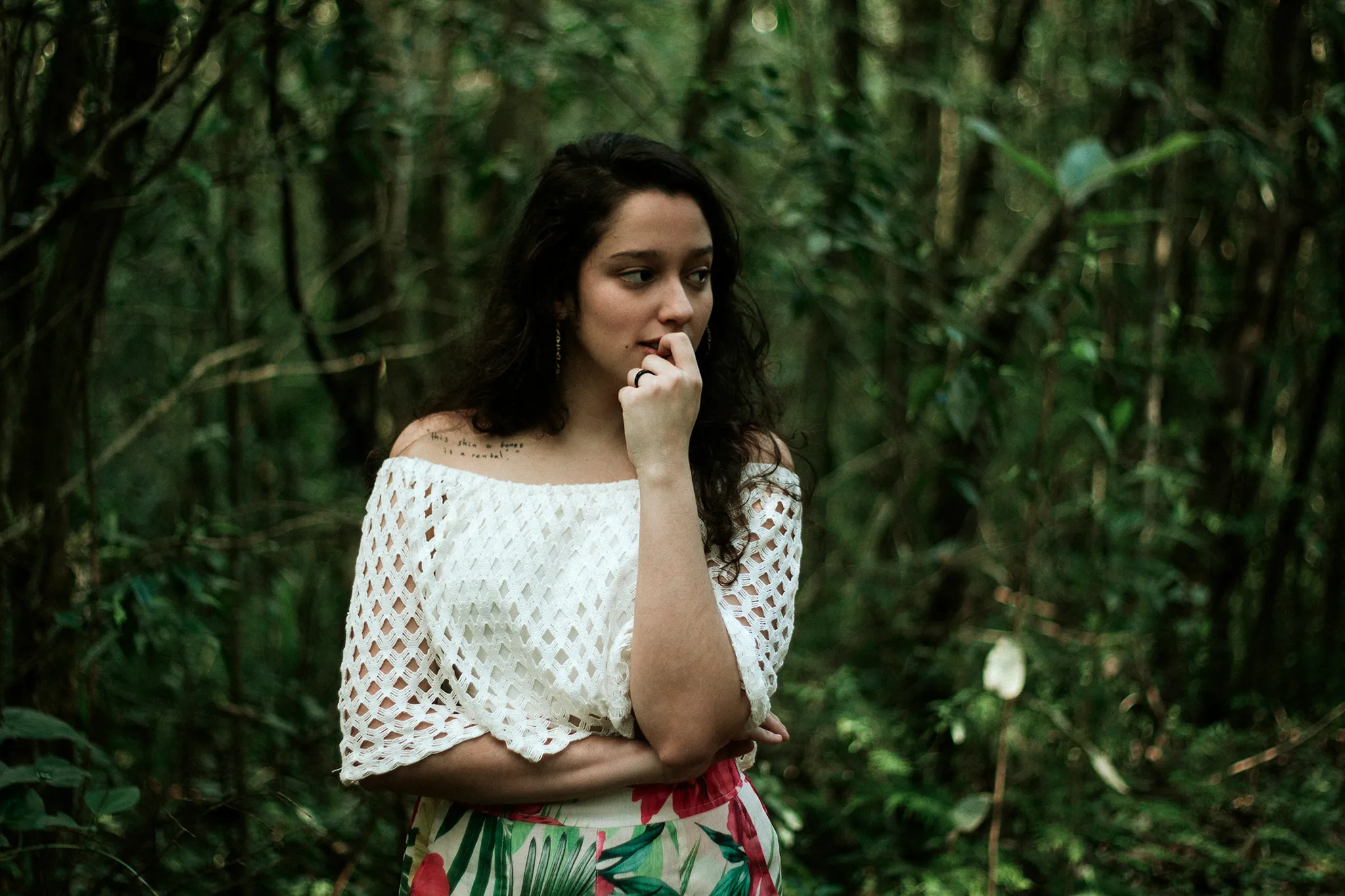 Dra. Andressa Paz em meio à natureza, em momento de reflexão
